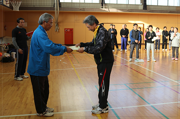 個人戦優勝の表彰を受ける小林様。（写真提供：平田様）