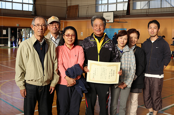 卓球での優勝は、松風台自治会始まって以来の快挙か。満面の笑みがこぼれました<span style='color:red'>！</span>